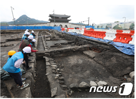 육조거리를 살펴보는 시민들(출처: news1)